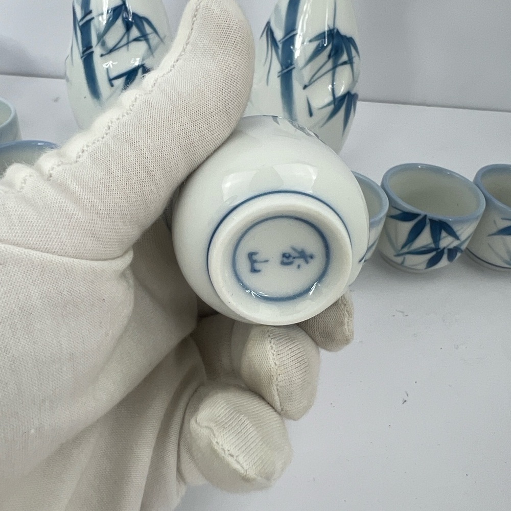 VINTAGE JAPANESE 14 PIECES SAKE SET, 12 CUPS, 2 BOTTLES, BLUE BAMBOO DESIGN - Picture 6 of 14